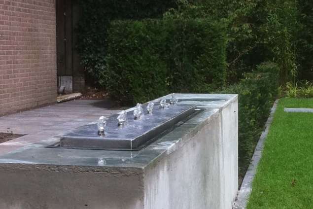rvs water element strak beton door a van spelde hovenier in Tilburg